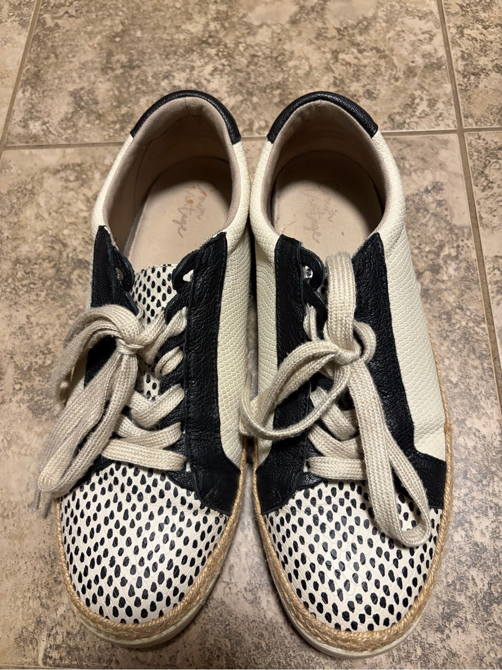 Crown Vintage Adelite Black and Cream Faux Snake Size 9